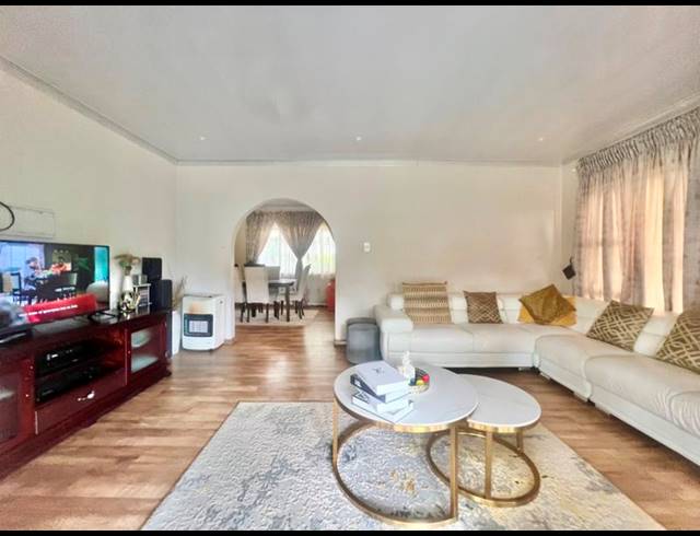 3 BEDROOM HOUSE FOR SALE IN HAYFIELDS